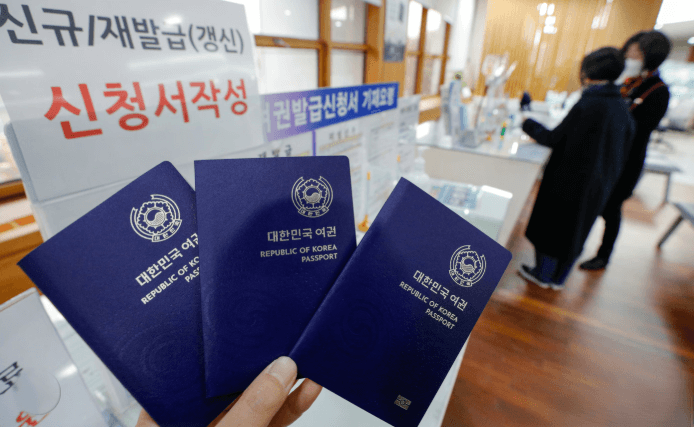 정부기관 여권 발급 창구 현장&amp;#44; 전자여권 신규 신청을 위해 서류를 들고 대기 중인 사람들의 모습