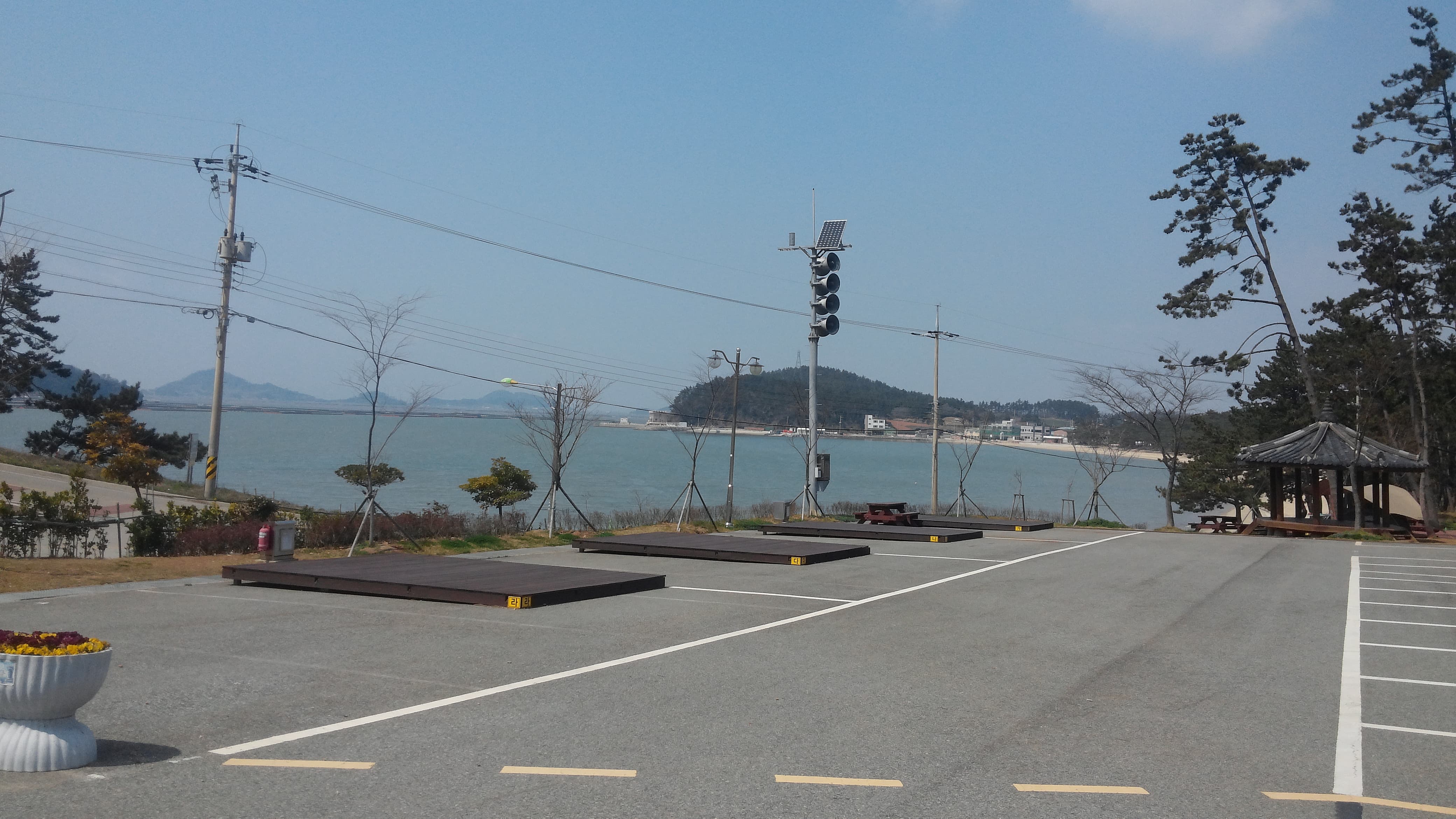 땅끝마을 캠핑장 주차장에서 바라본 바다가 보이는 캠핑 데크