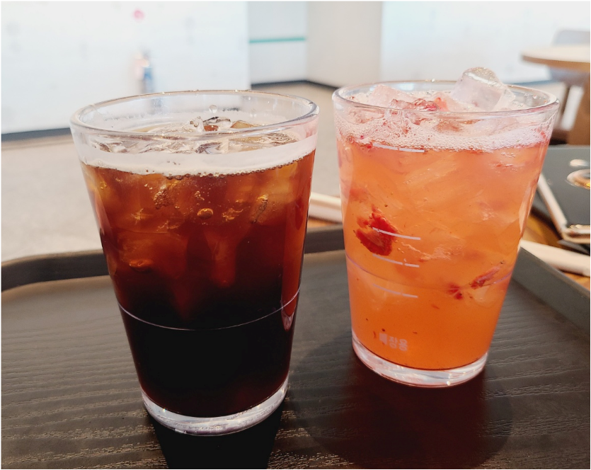 스타벅스 아이스 아메리카노 & 딸기 아사이 레몬에이드