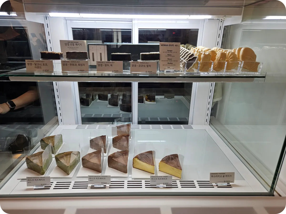 묘사서울-디저트-케이크-진열대