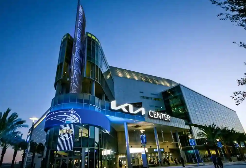 올랜도 매직 NBA 팀의 홈구장인 기아 센터(Kia Center)의 야경 전경
