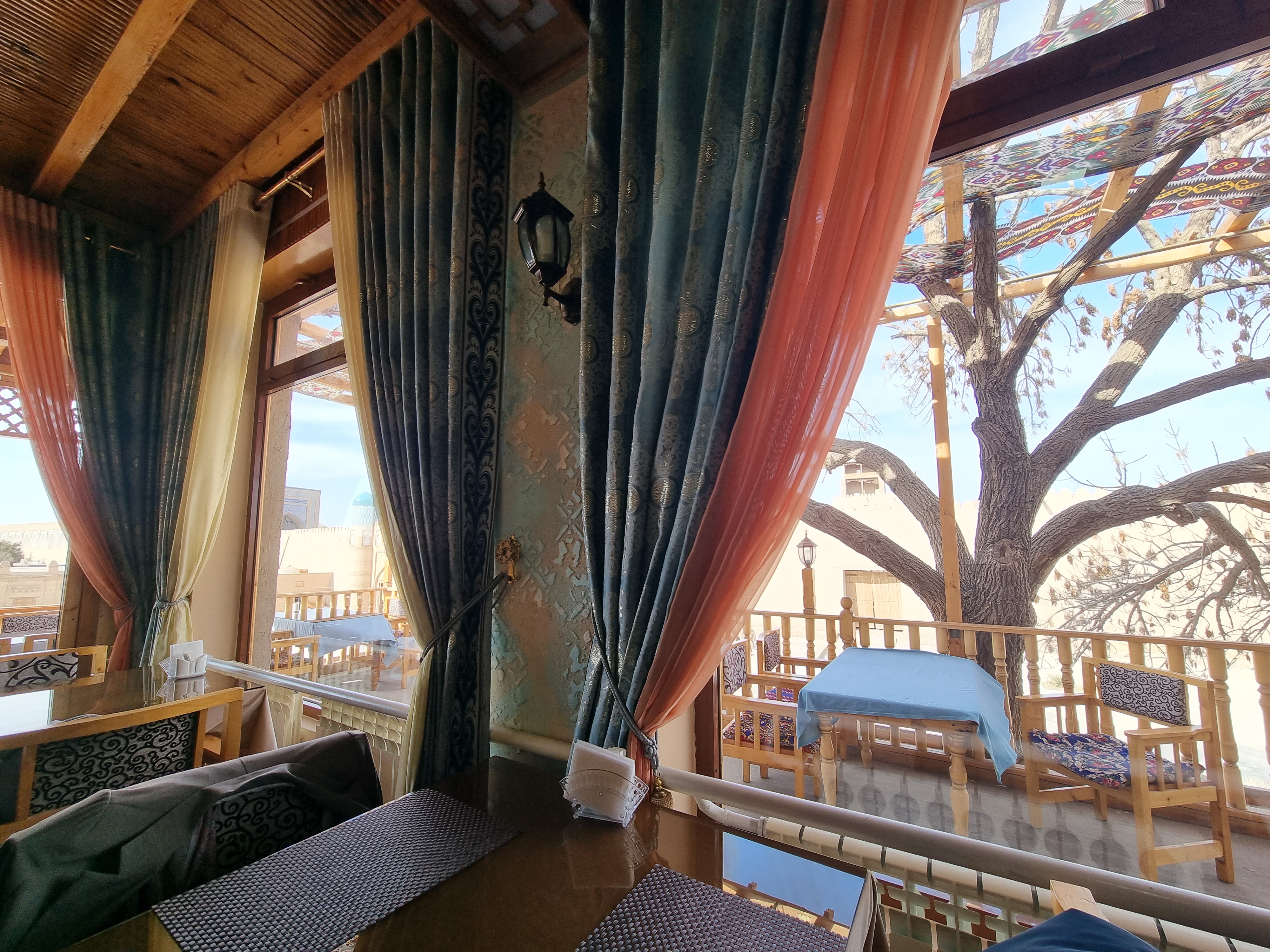 레스토랑 내부 및 외관 모습