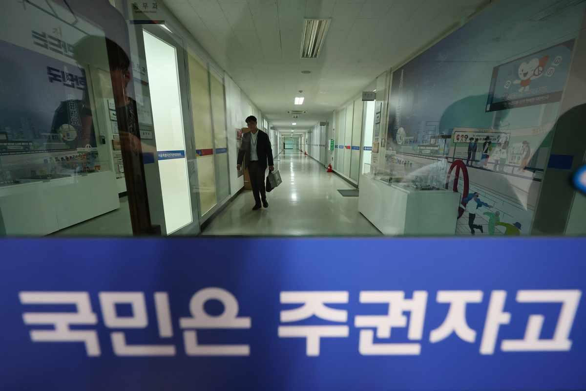 송파구 선관위 압수수색, 무슨 일 있었나?｜투표용지 부족 사태 수사 본격화

6&middot;3 지방선거 당시 서울 송파구 일대에서 발생한 투표용지 부족 사태와 관련해 경찰이 송파구 선거관리위원회에 대한 압수수색에 나섰습니다.

이번 압수수색은 단순한 자료 제출 요청이 아닌 강제수사라는 점에서 더욱 주목받고 있는데요. 경찰은 국민의 참정권 침해 여부와 투표용지 부족 사태의 정확한 원인을 규명하는 데 수사력을 집중하고 있습니다.

오늘은 송파구 선관위 압수수색 배경과 주요 쟁점, 향후 수사 전망까지 자세히 알아보겠습니다.

송파구 선관위 압수수색 전격 실시

서울경찰청 광역범죄수사대는 11일 오전부터 송파구 선거관리위원회를 포함한 선관위 관련 기관에 대한 압수수색에 착수했습니다.

이번 압수수색 대상에는 다음 기관들이 포함된 것으로 알려졌습니다.

중앙선거관리위원회
서울시선거관리위원회
송파구선거관리위원회
강남&middot;서초&middot;광진&middot;동작구 선관위 등

총 7곳에 대한 동시 압수수색이 진행됐습니다.

왜 압수수색까지 진행됐나?

이번 강제수사의 출발점은 투표용지 부족 사태였습니다.

지난 6&middot;3 지방선거 본투표 당일 서울 송파구 일부 투표소에서는 투표용지가 부족해 유권자들이 장시간 대기하거나 투표를 하지 못하는 상황이 발생했습니다.

특히 송파구는 전국에서 가장 많은 부족 사례가 보고된 지역으로 파악됐습니다.

중앙선관위 자료에 따르면 송파구에서만 약 1,965장의 투표용지가 부족했던 것으로 집계됐습니다.

경찰 "참정권 침해 여부 규명"

경찰은 이번 수사의 핵심을 국민 참정권 침해 여부 확인에 두고 있습니다.

압수수색 영장에는 노태악 전 중앙선관위원장과 전&middot;현직 선관위 관계자 등 10여 명이 피의자로 적시된 것으로 전해졌습니다.

적용 혐의는 다음과 같습니다.

공직선거법 위반
직무유기
직권남용

경찰은 관련 자료를 확보해 투표용지 부족 사태가 단순 행정 착오인지, 구조적인 문제였는지 확인할 방침입니다.

송파구에서는 어떤 일이 있었나?

언론 보도에 따르면 송파구 일부 투표소에서는 이미 오전부터 투표용지 부족 가능성이 제기됐던 것으로 나타났습니다.

그러나 중앙선관위가 실제 상황을 인지한 시점은 오후 4시 이후였고, 이후 대응 과정에서도 혼선이 이어졌습니다.

특히 가장 문제가 됐던 잠실 지역 일부 투표소에서는 투표 마감 시간이 임박해서야 추가 용지가 도착한 것으로 알려졌습니다.

압수수색 대상은 무엇?

경찰은 이번 압수수색을 통해 다음 자료를 확보할 것으로 보입니다.

투표용지 인쇄 관련 문서
내부 보고 체계 자료
선관위 직원 간 업무 대화 내역
투표소 운영 관련 전산 기록
CCTV 자료 및 업무 지침

특히 투표용지 수량 산정 과정에서 고의성이나 중대한 과실이 있었는지가 주요 수사 대상이 될 전망입니다.

향후 수사 전망은?

대검찰청은 이미 검&middot;경 합동수사본부를 구성해 관련 사건 수사에 착수한 상태입니다.

향후 수사는 다음 방향으로 진행될 가능성이 높습니다.

선관위 관계자 소환 조사
인쇄업체 관계자 조사
보고 체계 분석
참정권 침해 규모 확인
직무유기 여부 판단

수사 결과에 따라 관련자들에 대한 형사 책임 여부도 결정될 것으로 보입니다.

선거 신뢰 회복이 과제로

이번 송파구 선관위 압수수색은 단순한 행정 조사 차원을 넘어 선거의 공정성과 국민 신뢰 회복이라는 중요한 과제를 안고 있습니다.

선거는 민주주의의 핵심 절차인 만큼, 단 한 명의 유권자라도 투표권 행사에 제약을 받았다면 철저한 진상 규명이 필요하다는 목소리가 커지고 있습니다.

반면 수사 결과가 나오기 전까지는 추측이나 과도한 해석보다는 객관적인 사실 확인이 중요하다는 지적도 나오고 있습니다.

마무리

송파구 선관위 압수수색은 6&middot;3 지방선거 당시 발생한 투표용지 부족 사태의 진실을 밝히기 위한 첫 강제수사라는 점에서 의미가 큽니다.

현재까지 확인된 사실은 경찰이 중앙선관위와 송파구 선관위를 포함한 7곳을 압수수색했고, 국민 참정권 침해 여부를 중점적으로 조사하고 있다는 점입니다.

앞으로 검&middot;경 합동수사본부가 어떤 결론을 내릴지, 그리고 선관위가 어떤 재발 방지 대책을 내놓을지 관심이 집중되고 있습니다.

SEO 키워드

송파구 선관위 압수수색, 송파 선관위 압수수색, 선관위 압수수색, 투표용지 부족 사태, 지방선거 논란, 송파구 투표용지 부족, 중앙선관위 수사, 검경 합동수사본부, 참정권 침해, 선거관리위원회
