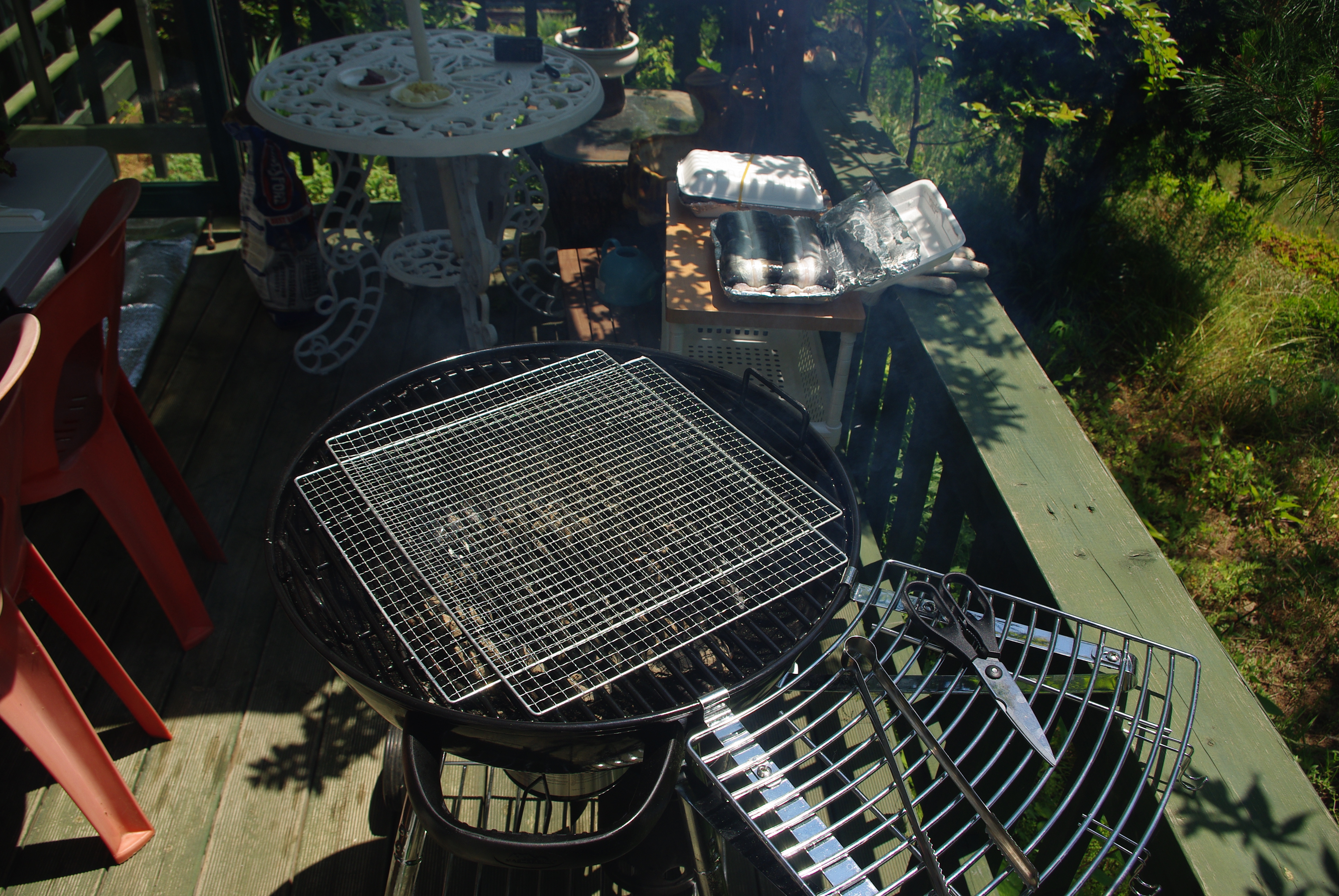 바베큐그릴에 장어 굽기 준비