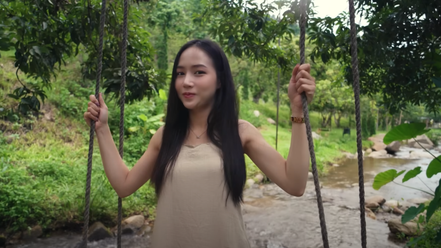 원피스를 입고 그네를 타는 남어이