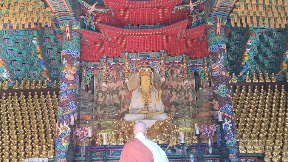 인제 오세암 : 아늑한 맛으로는 설악산 내 사찰들 중에서 제일 5살 된 아이가 폭설 속에서 부처의 도움으로 살아남았다는 전설