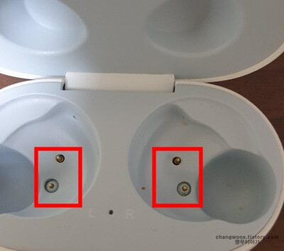 케이스-충전-연결-부분