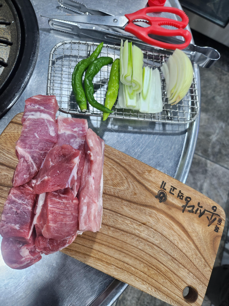 송식당의 숙성육과 야채 곁들임 서빙된 모습
