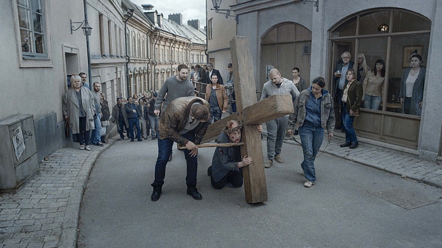 한사람이 큰 십자가를 들고 올라가는 모습