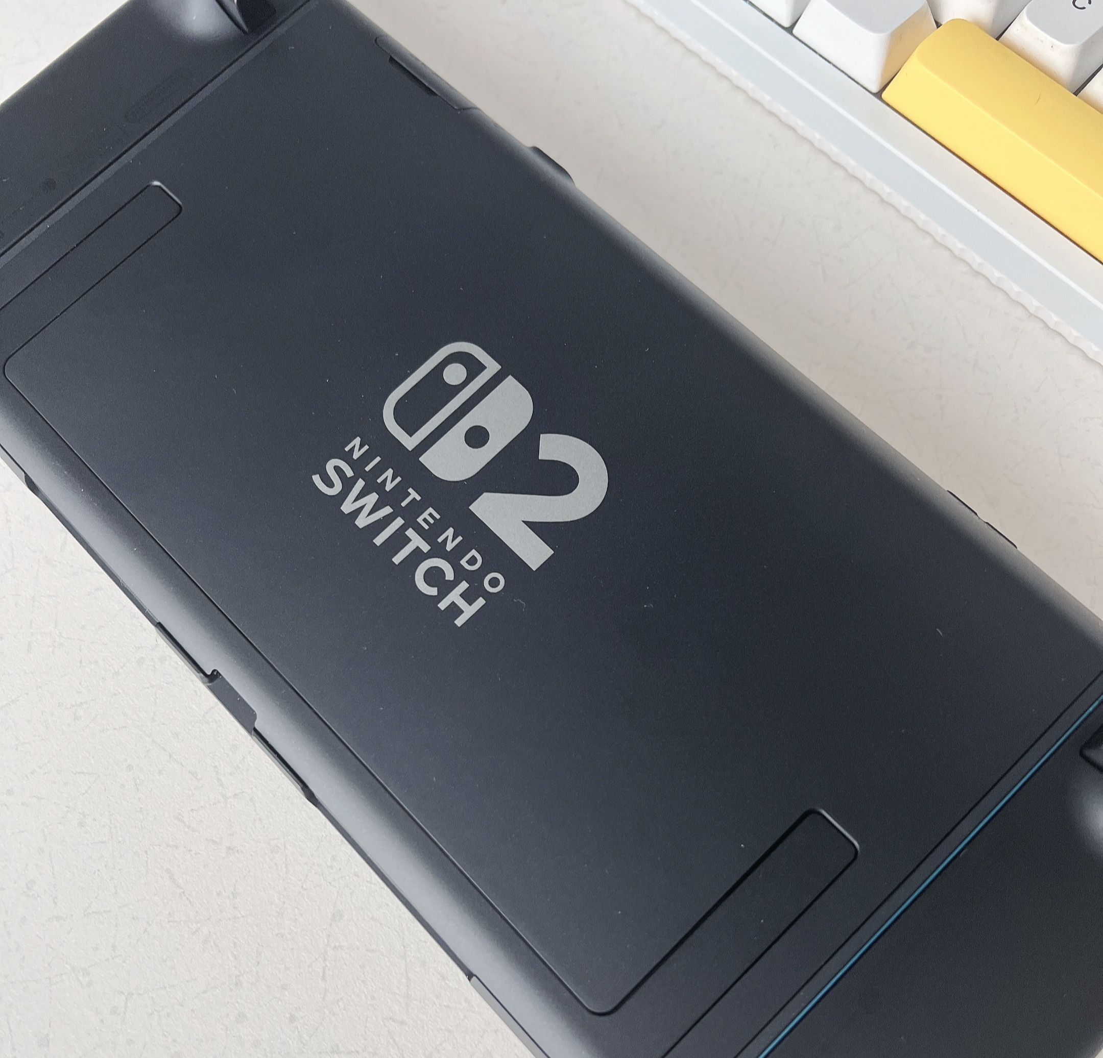 스위치 2 뒷면 알루미늄 킥스탠드 상세 사진