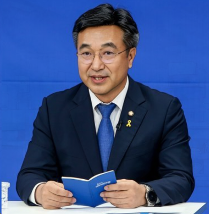 윤호중 후보자는 국민 중심의 행정을 지향하며, 데이터 기반의 유기적 행정체계 전환을 강조합니다. 경찰의 민주적 통제, 재난안전 시스템 개편, 지방분권 강화 등을 통해 국가 운영의 구조적 개혁을 제안하고 있습니다. 디지털 전환을 행정 혁신의 핵심 동력으로 삼아 투명하고 참여적인 열린 정부 구현을 목표로 합니다.