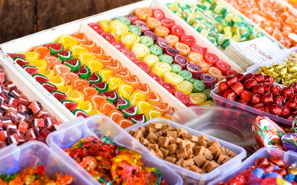 과일이 진열대에 전시되있다