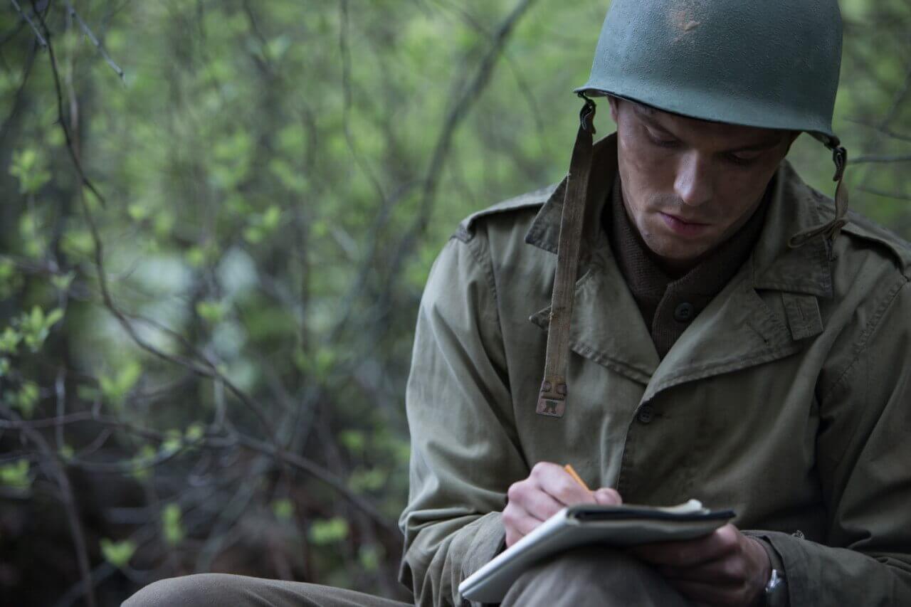 전쟁 중에도 글쓰기를 놓지 않는 샐린저의 모습