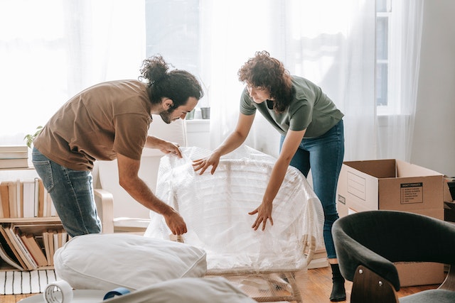 임사준비중인 남자와 여자