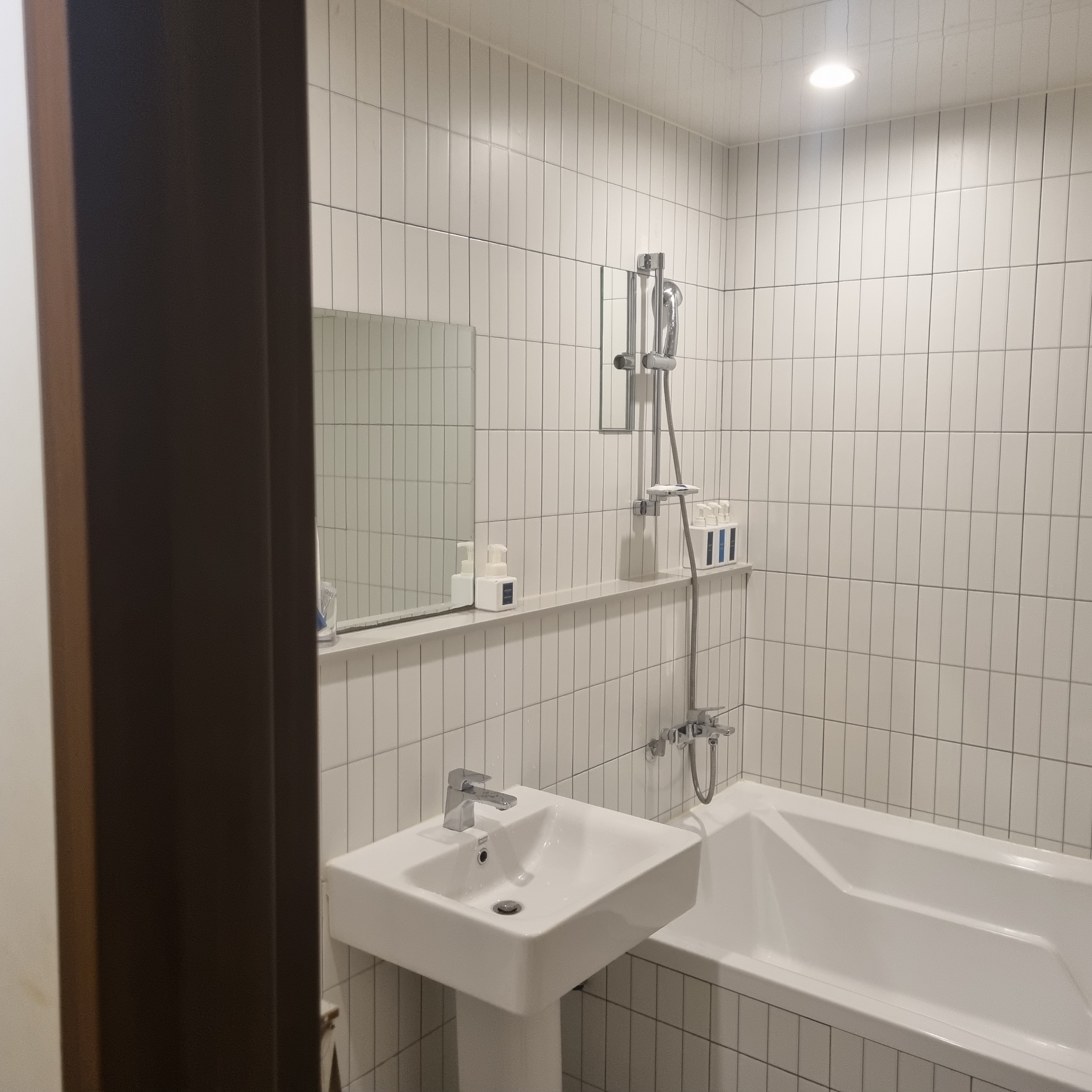 이 사진은 저스트슬립호텔 2호점 객실 화장실 사진 입니다.