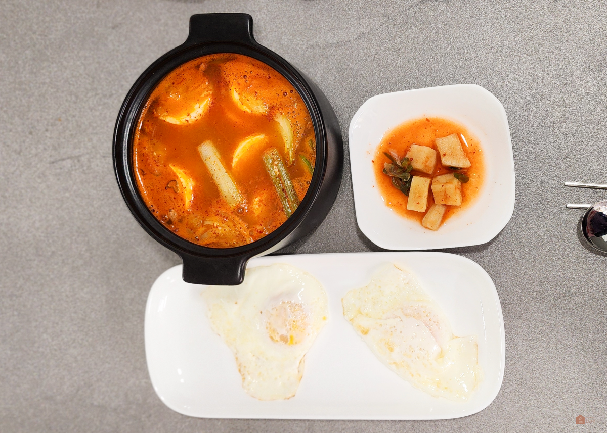 순두부찌개와-개란프라이-깍두기