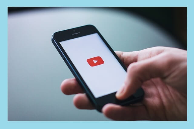 핸드폰-유튜브-보는-손