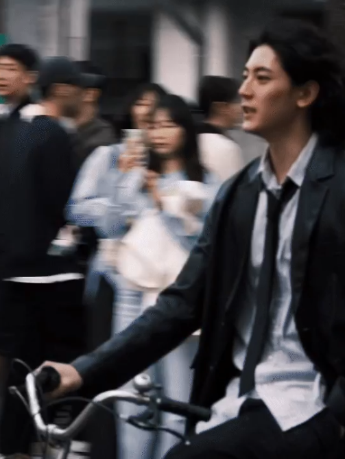 따릉이 자전거를 탄 장발남'