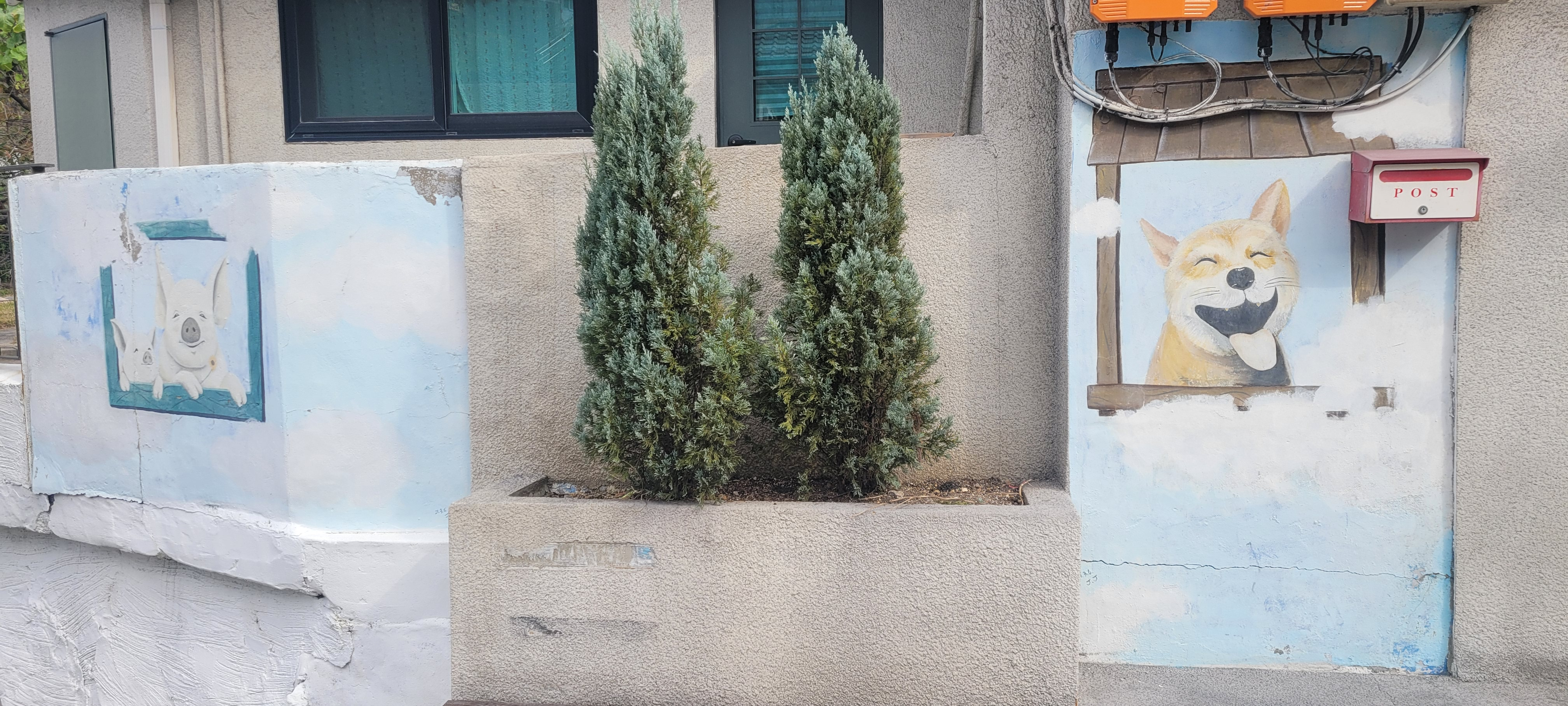 ▲ 인왕산과 인접한 개미마을 전경과 벽화