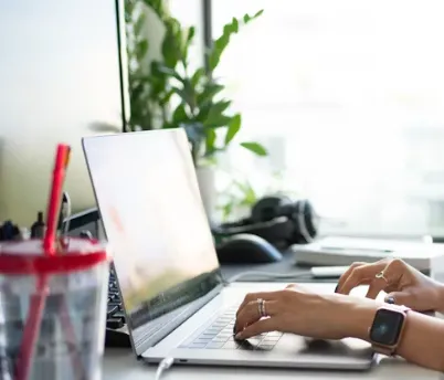 노트북 키보드를 입력하는 모습