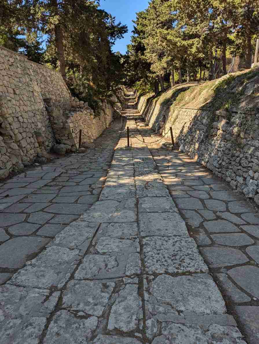 크노소스 궁전 입구로 이어지는 석제 도로, 양쪽으로 석축이 있으며, 직선으로 뻗은 길이 인상적이다.