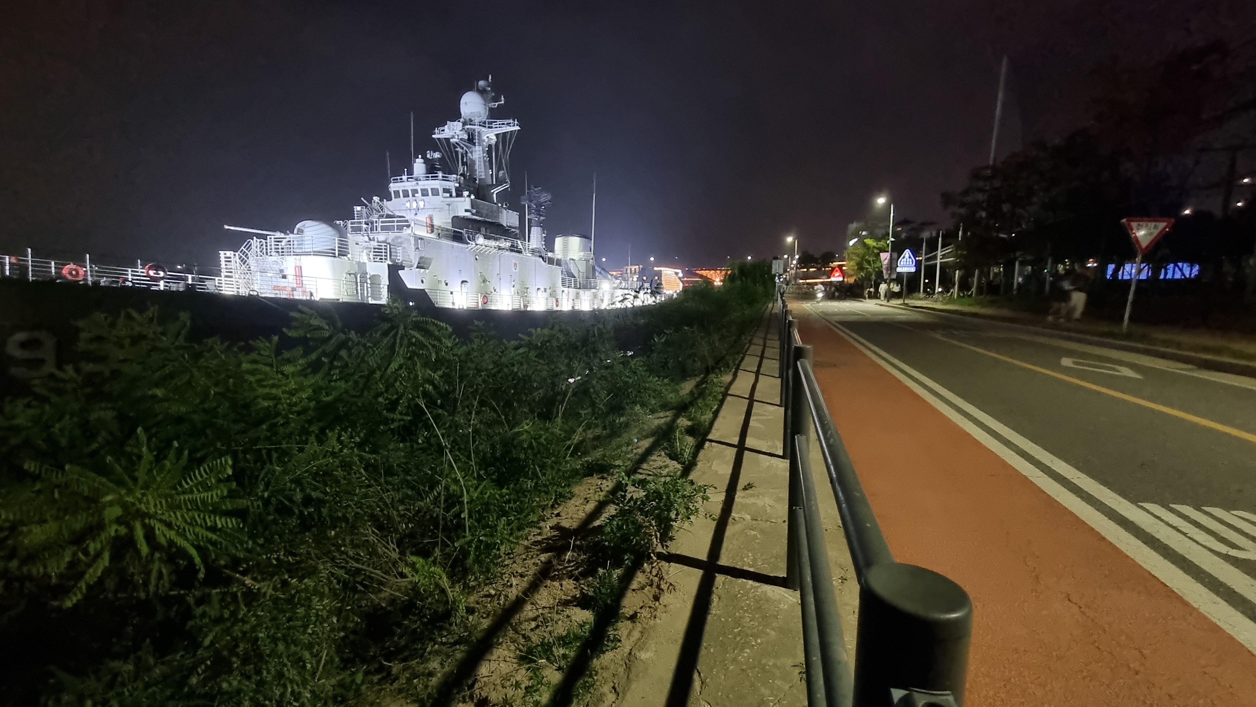 돌아오는 한강 서울함공원, 서울함의 위용이 밤 불빛에 환하게 반사되고 있습니다.