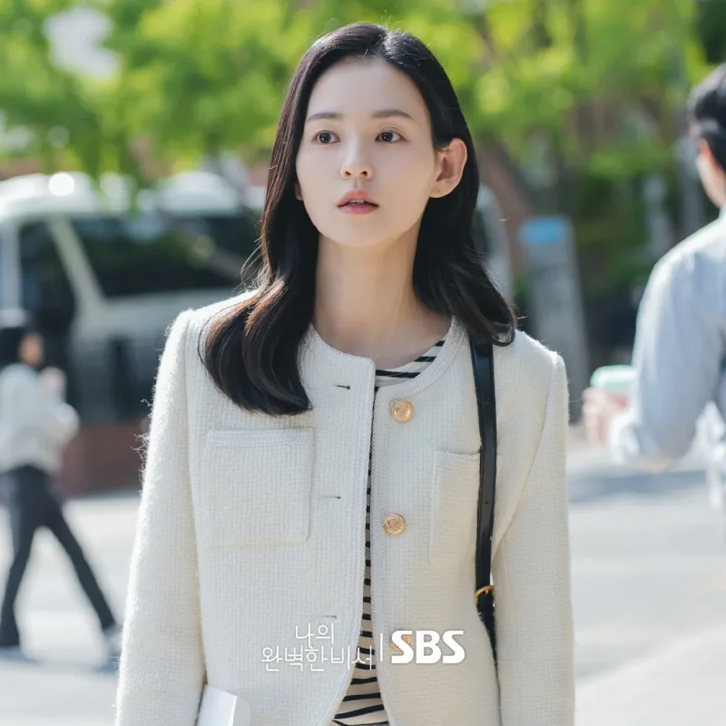 나의 완벽한 비서에서 정수현 역을 연기하는 김윤혜