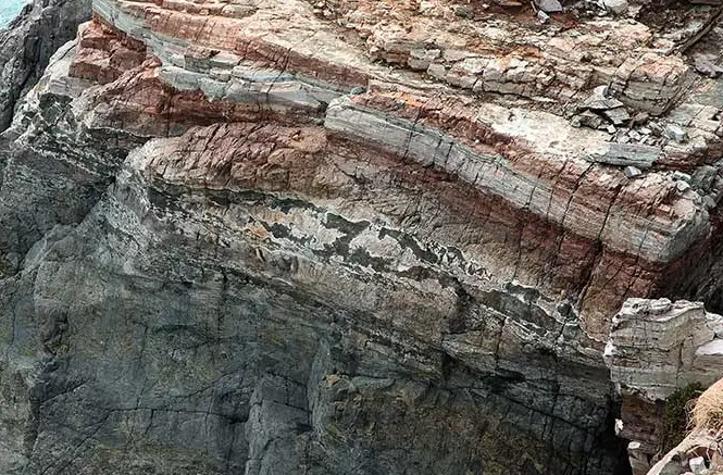 해변가 단층이 보이는 절벽