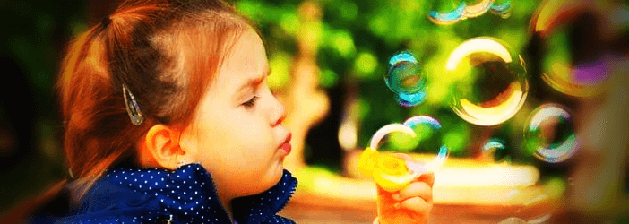 여자아이-비누방울-부는-사진