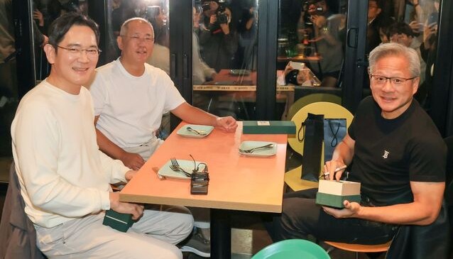 지난해 10월 이재용 삼성전자 회장, 정의선 현대차그룹 회장, 젠슨 황 엔비디아 최고경영자가 서울 시내 치킨 집에서 만난 모습