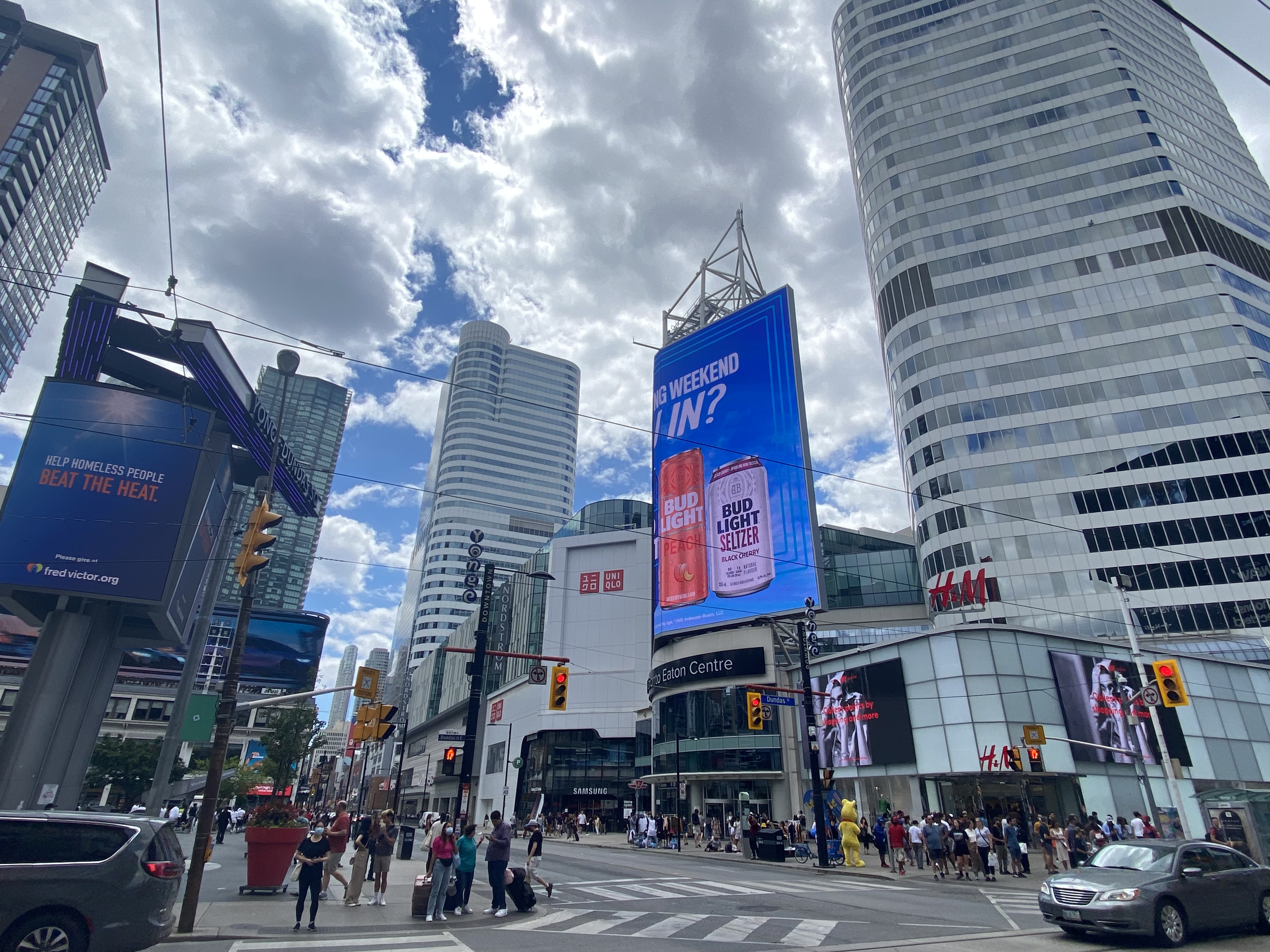 (왼) old city hall의 분수대 (오)Dundas Square 메인 스트릿
