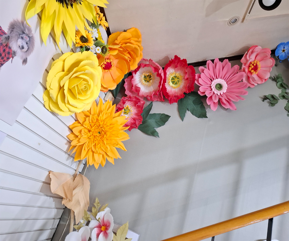 공방으로 올라가는 계단에 자이언트 플라워 백드롭으로 진열.