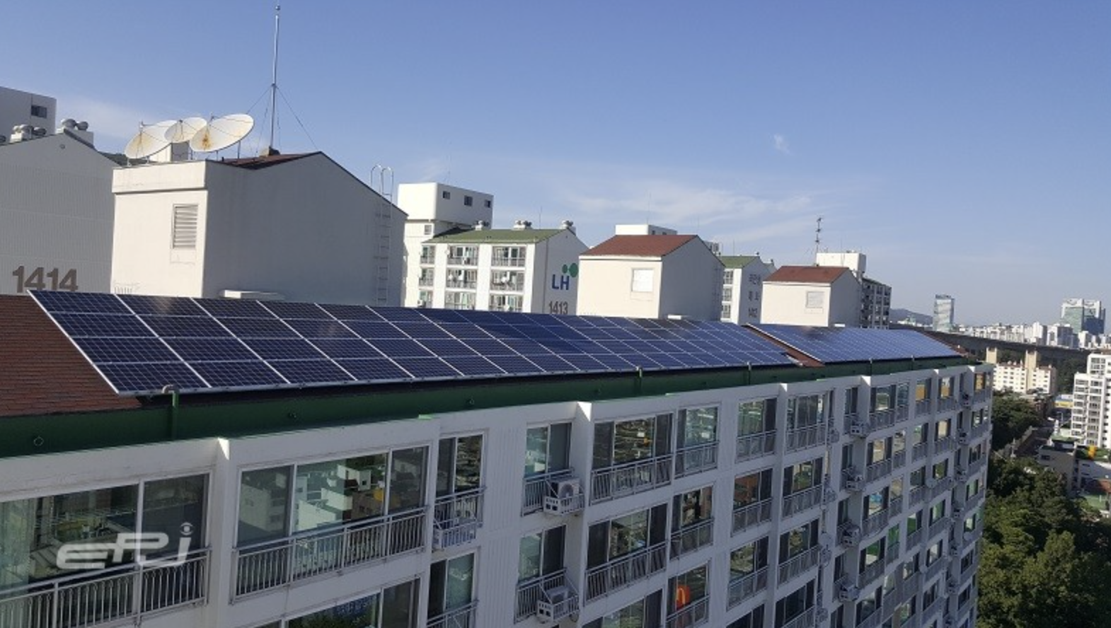 태양광 시설 설치된 아파트 모습