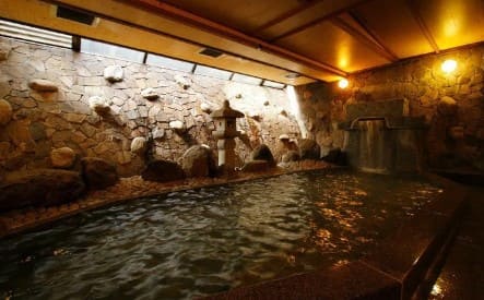 실내 온천 옆으로 햇빛이 들어오고 있다.