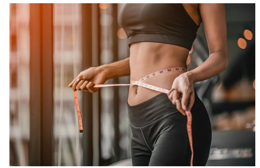 줄자로 허리사이즈를 재는 모습의 사진