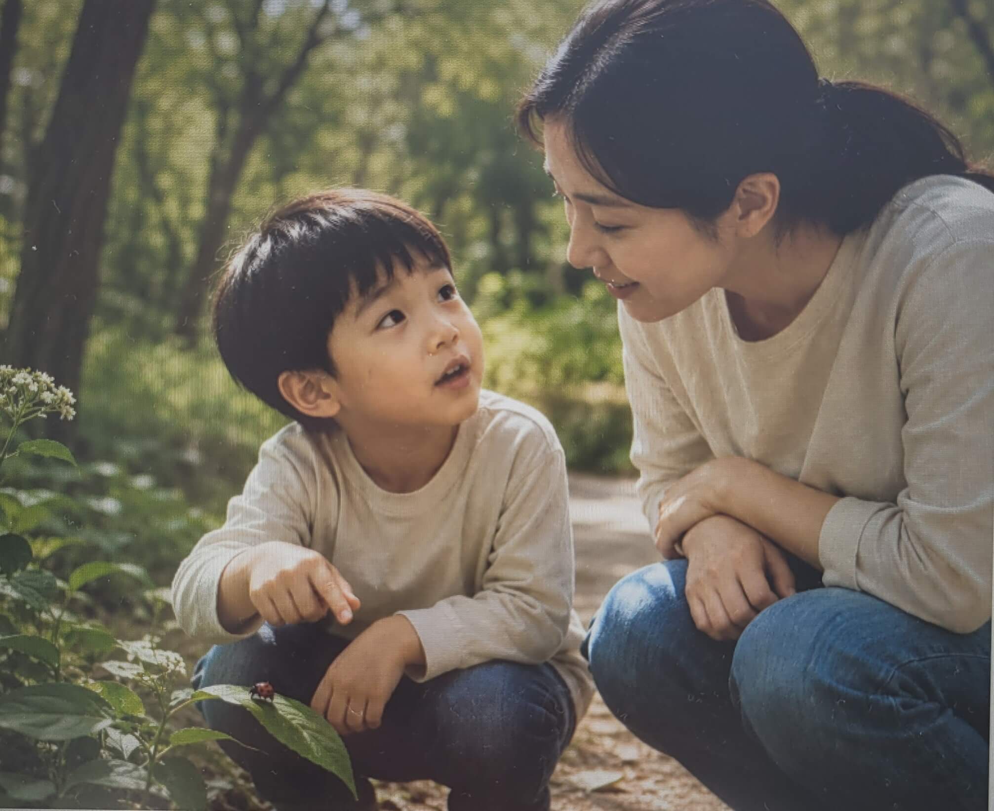 자연을 관찰하고 엄마에게 질문하는 아이