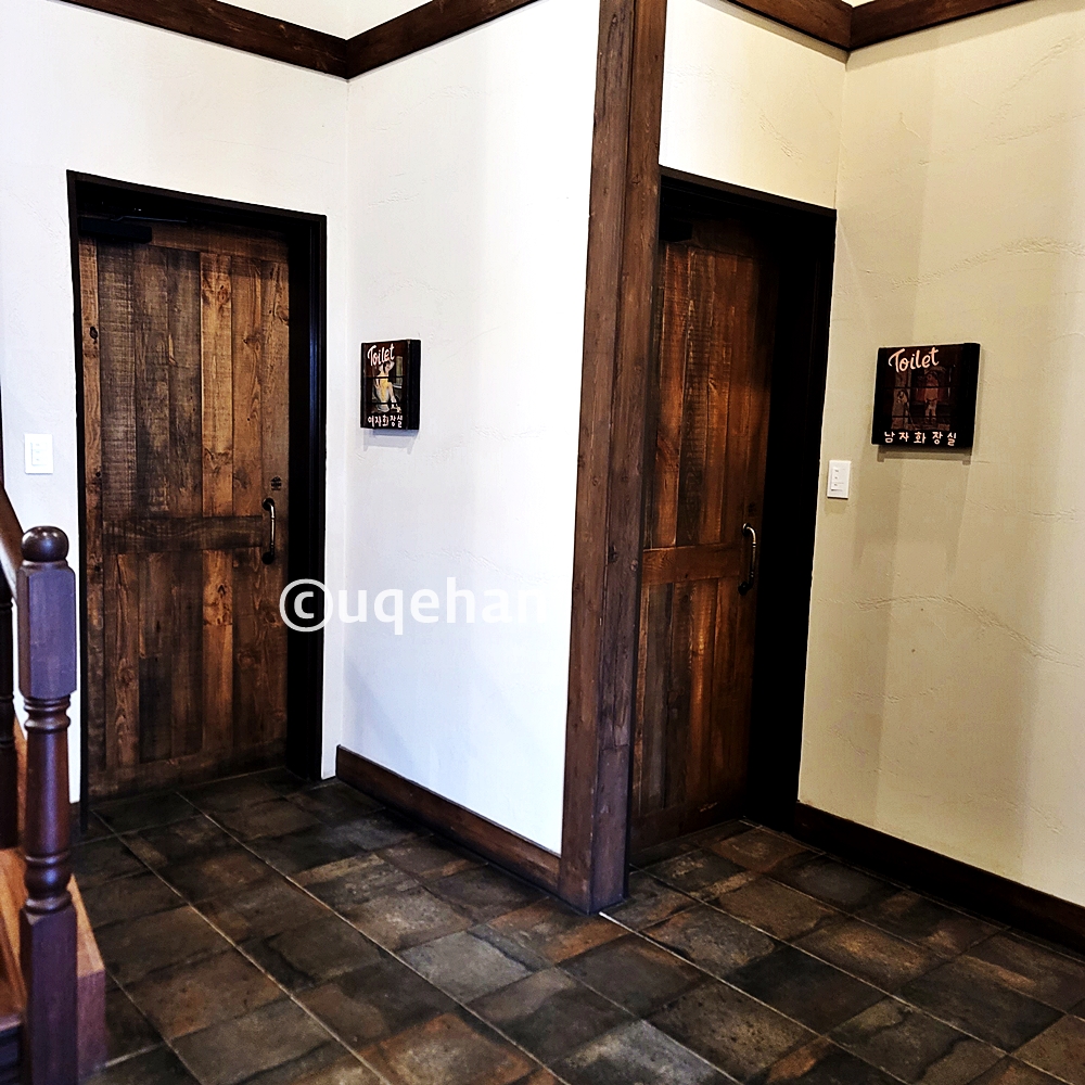 카페 럿지 화장실 외부 사진이다