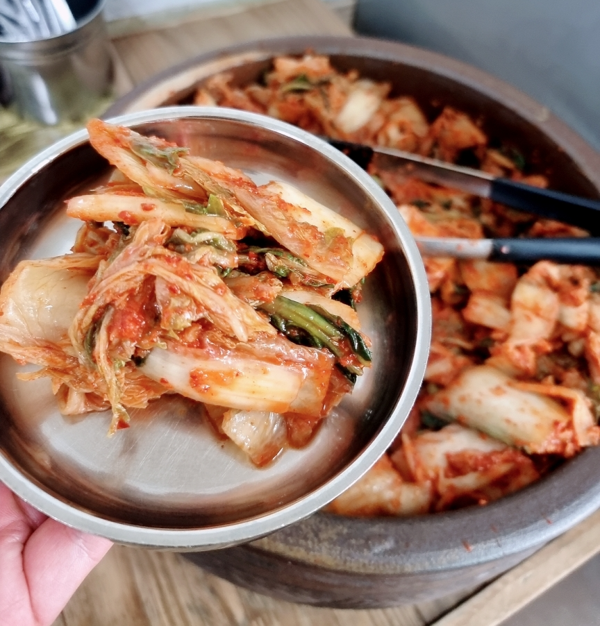 김치를 그릇에 담아봄