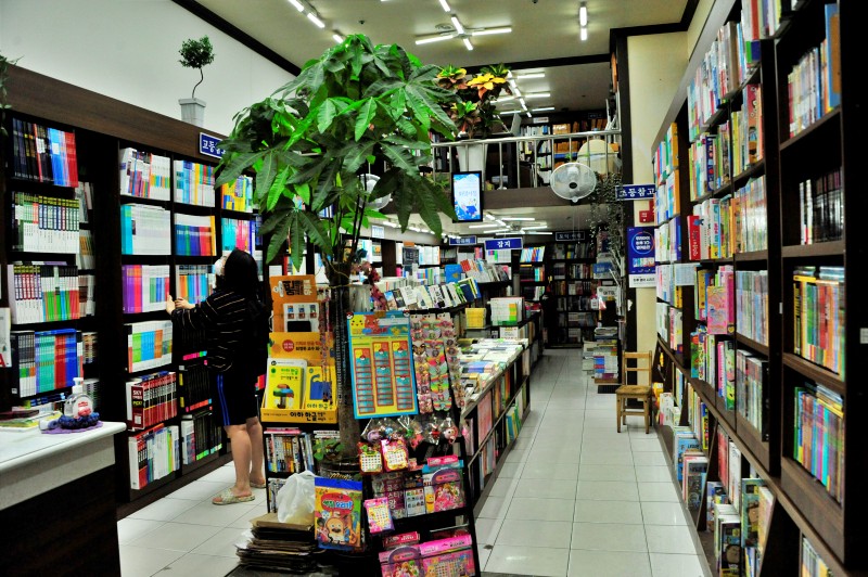 부산의 서점 화명서점 실내
