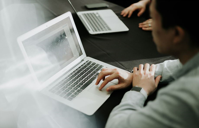 노트북으로 작업하는 사진