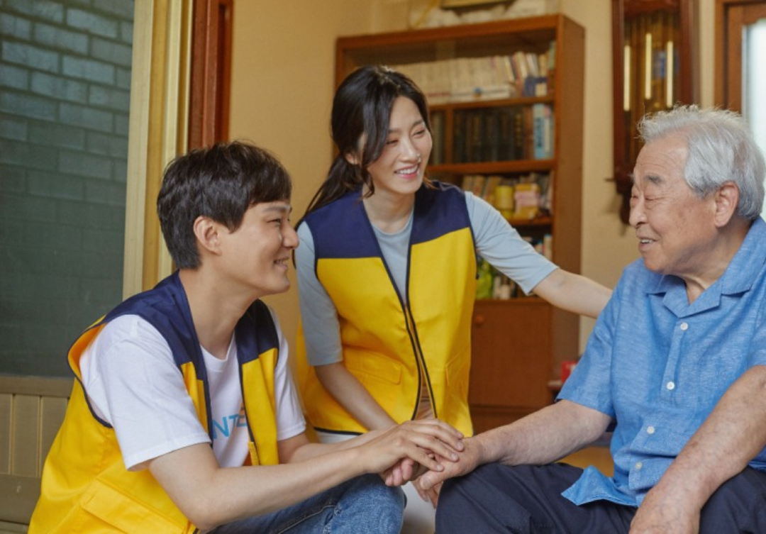 청년 두명이 노인과 즐거운 대화를 나누고 있다.