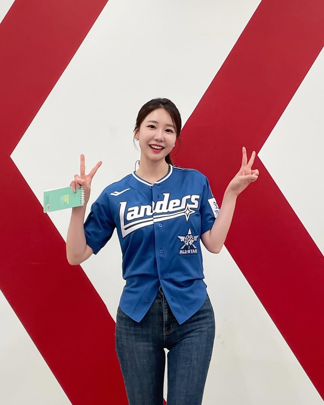 이지현 아나운서 파란 야구 유니폼