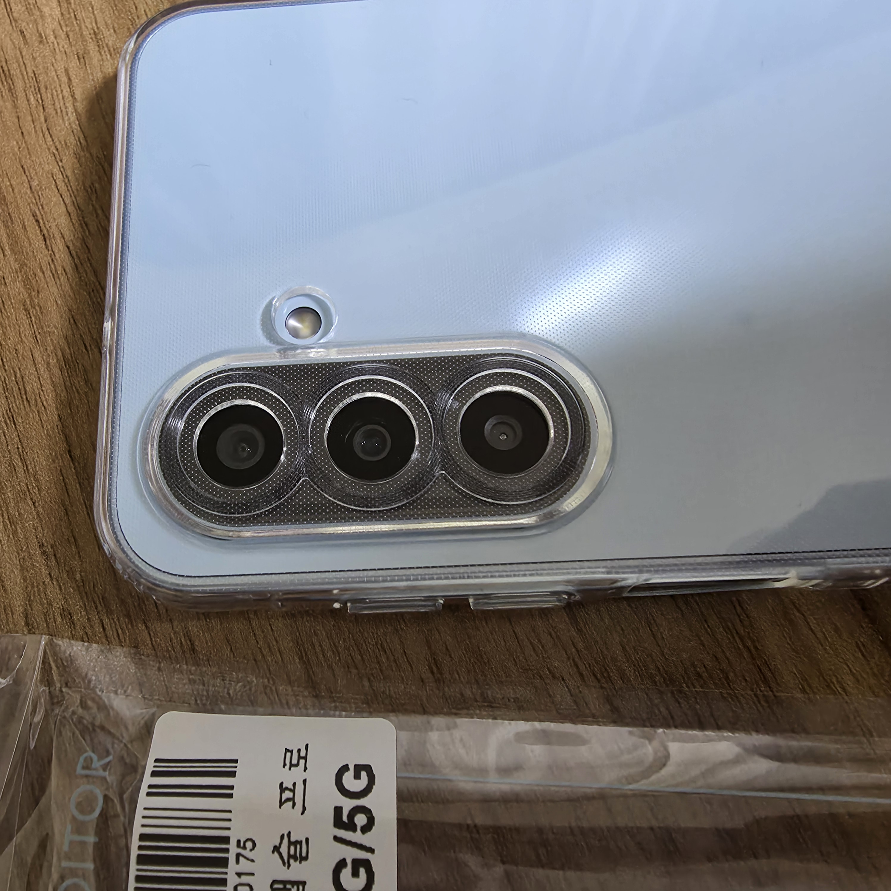 갤럭시 A17 케이스 후면 카메라섬 부분 사진