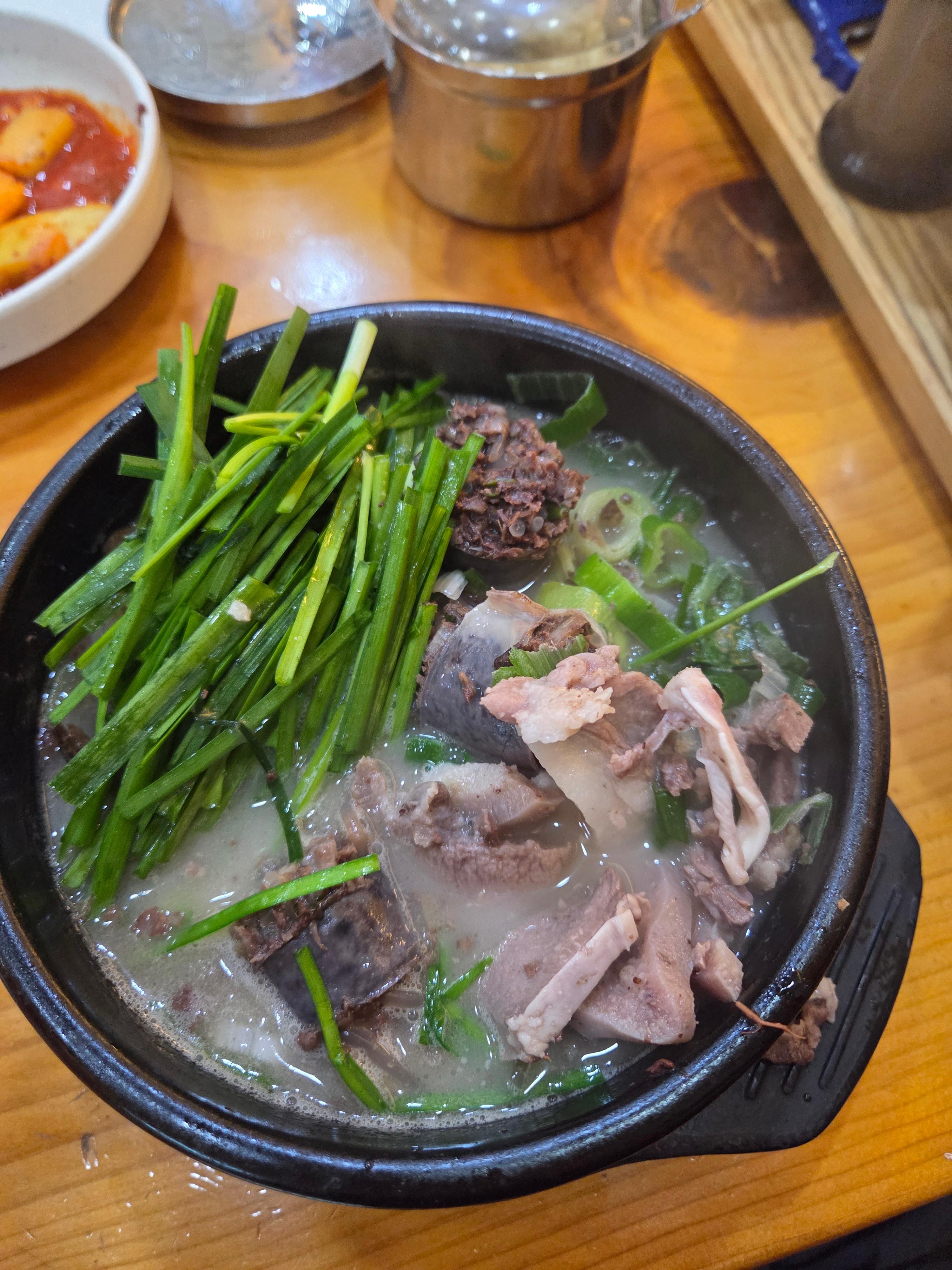 부추를 듬뿍 올려 먹는 진한 사골육수 국밥 건더기가 한가득