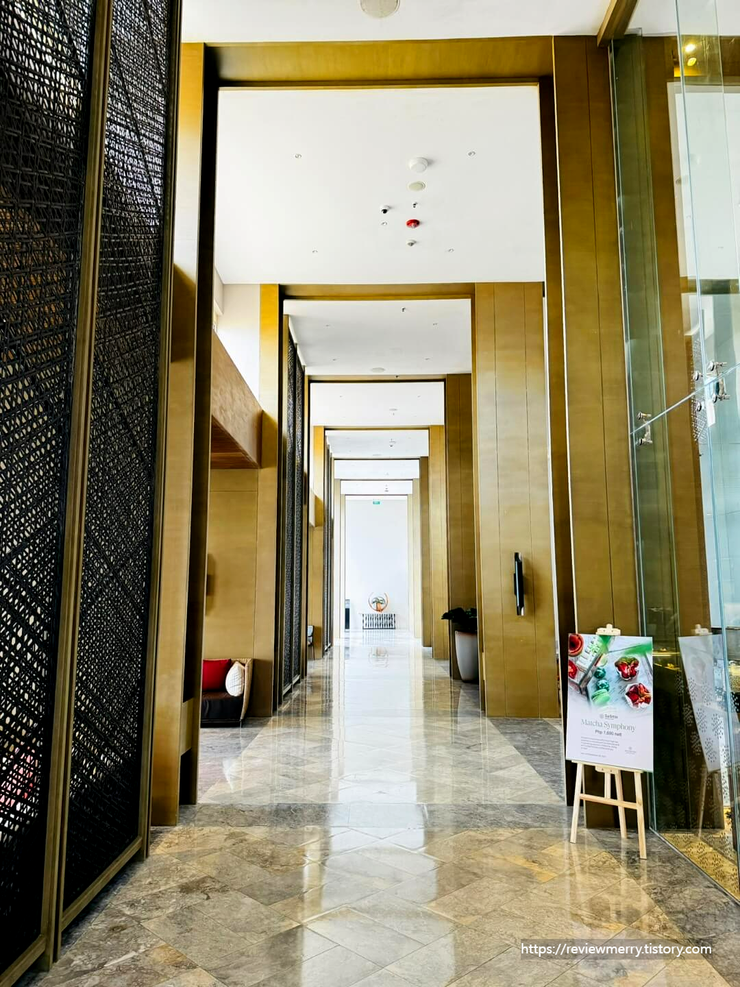 로비 입구