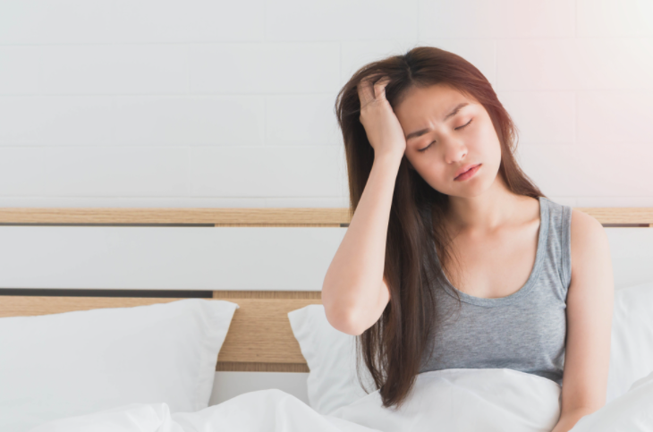 머리가 아픈 여성