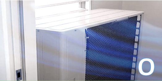 창문이 열려있고 실외기 주변에 아무것도 없는 사진