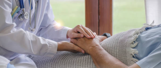 손을 잡고 있는 호스피스 병동 의사와 환자