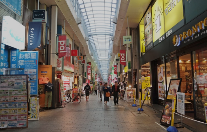도쿄 스기나미구, 고엔지 상점가에서 로컬 감성을 느껴보세요!