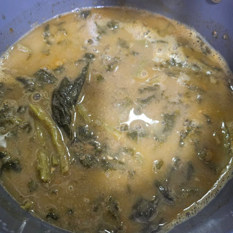 추추 추어탕 밀키트-냄비에 부어서 서서히 녹이면서 끓이는 중